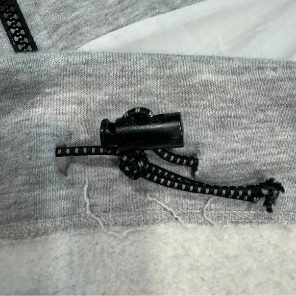 Urban Outfitters Women’s Cropped Sweatshirt Gray & White Size SP NWOT - Picture 4 of 11